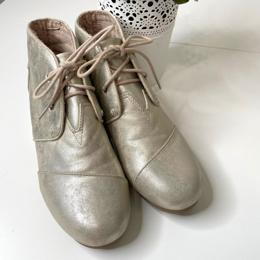 Tom's Girls White Gold Metallic Desert Wedge Ankle Lace Up Bootie